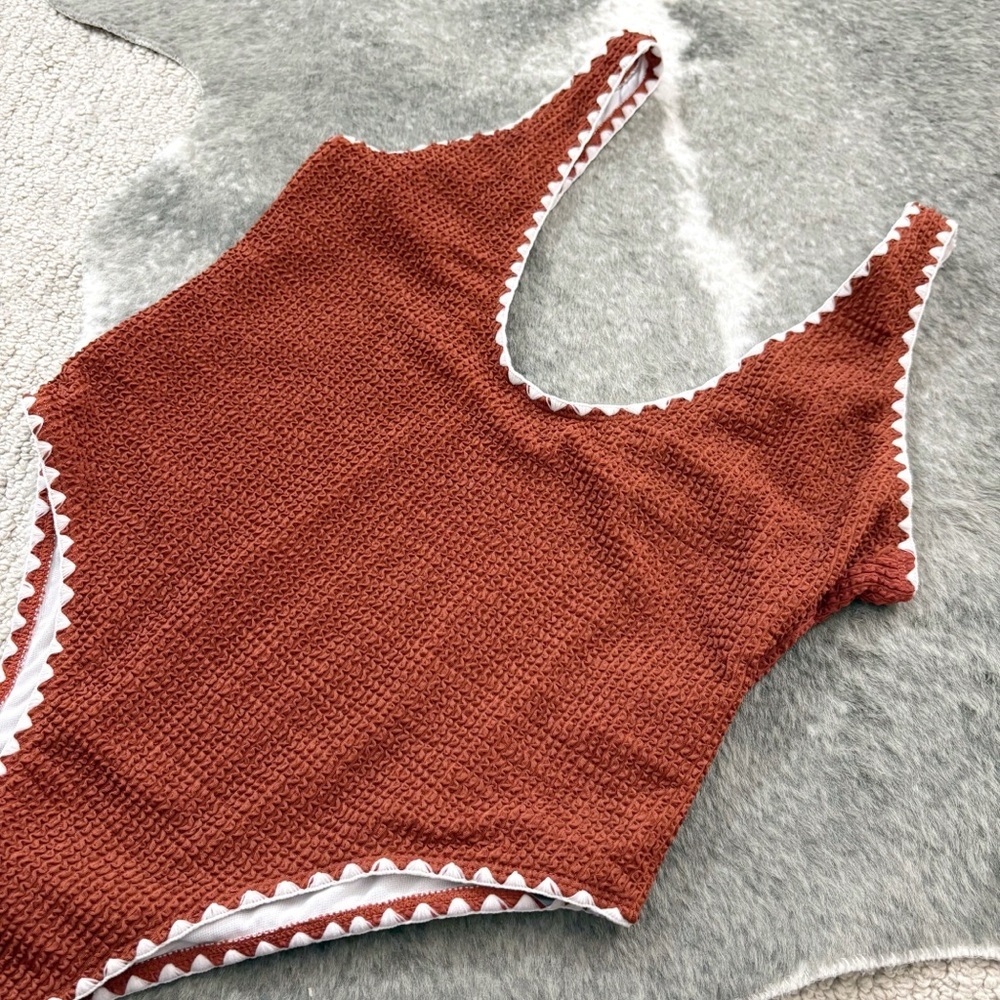 NWT Boohoo Crinkle Contrast Edge Plunge Swimsuit - Picture 4 of 10